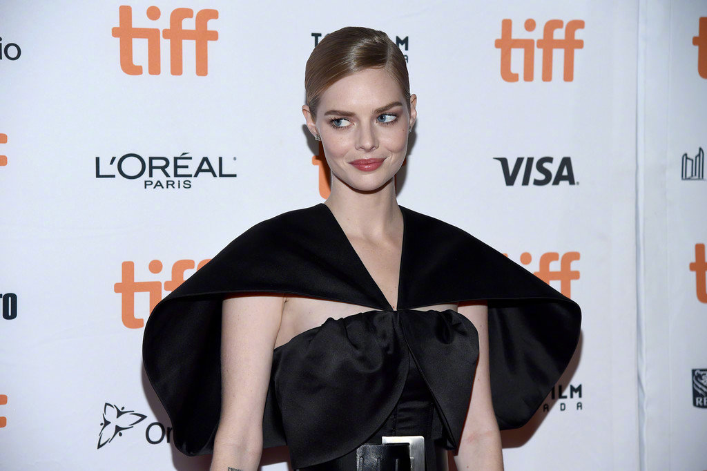 腰间持枪剧照的剧照