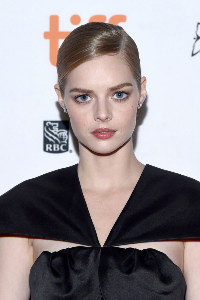 腰间持枪剧照的剧照