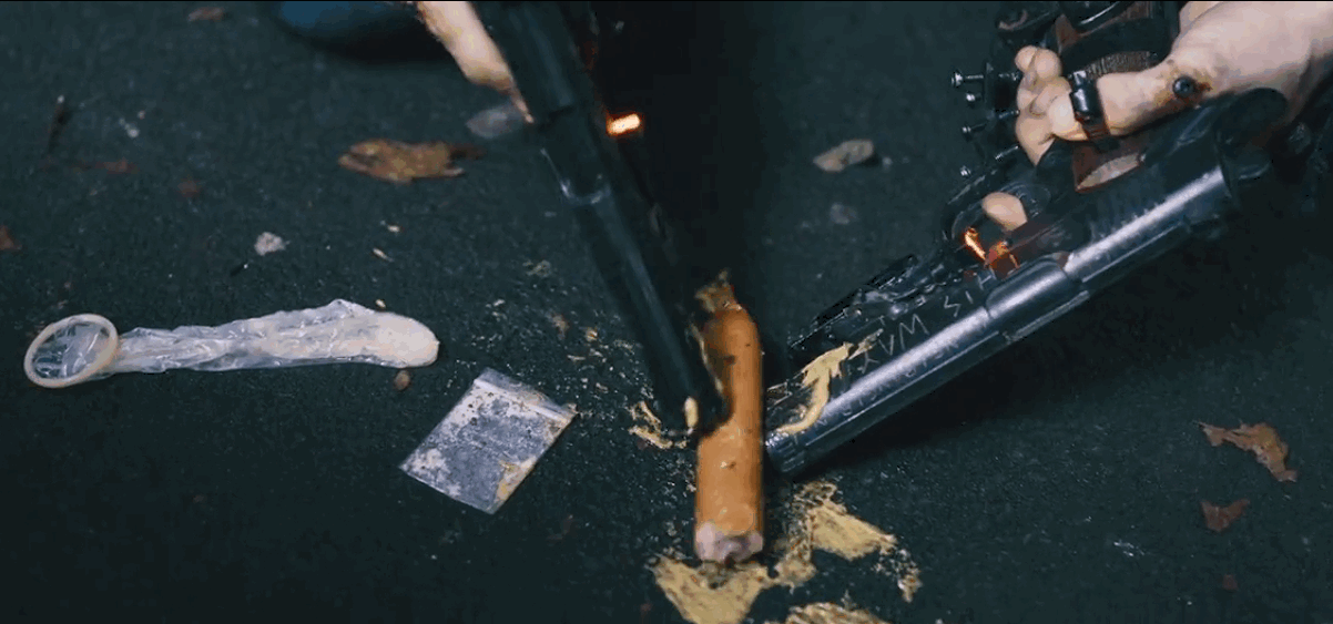 腰间持枪剧照的剧照