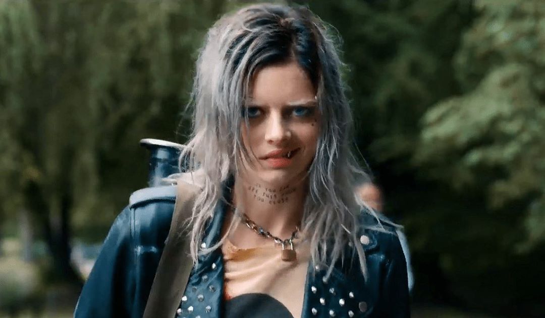 腰间持枪剧照的剧照