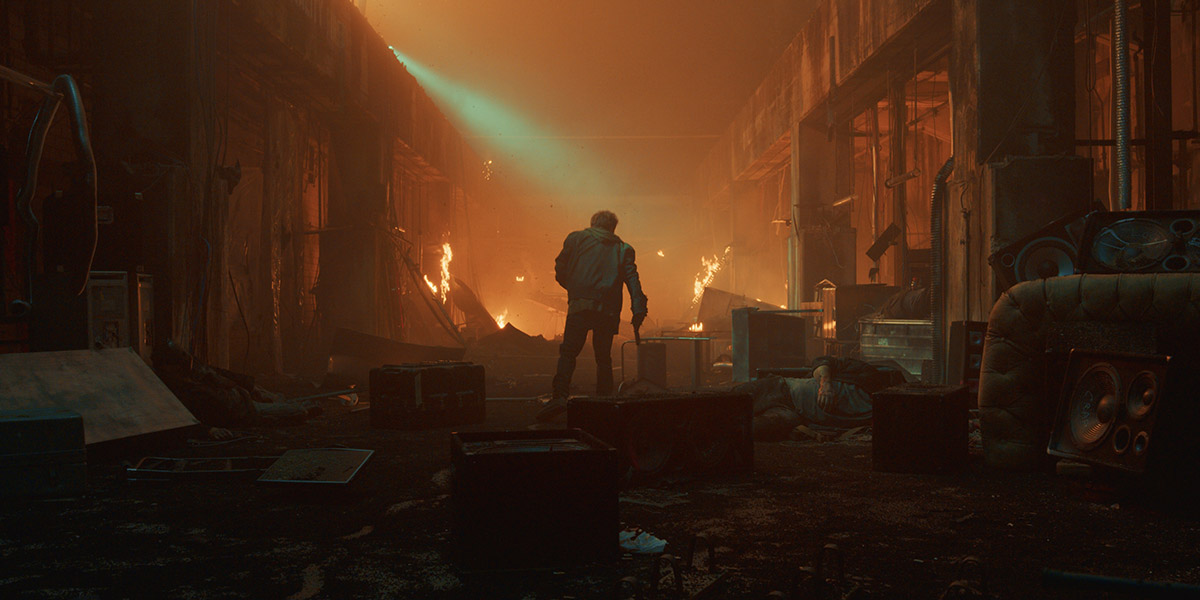 腰间持枪剧照的剧照