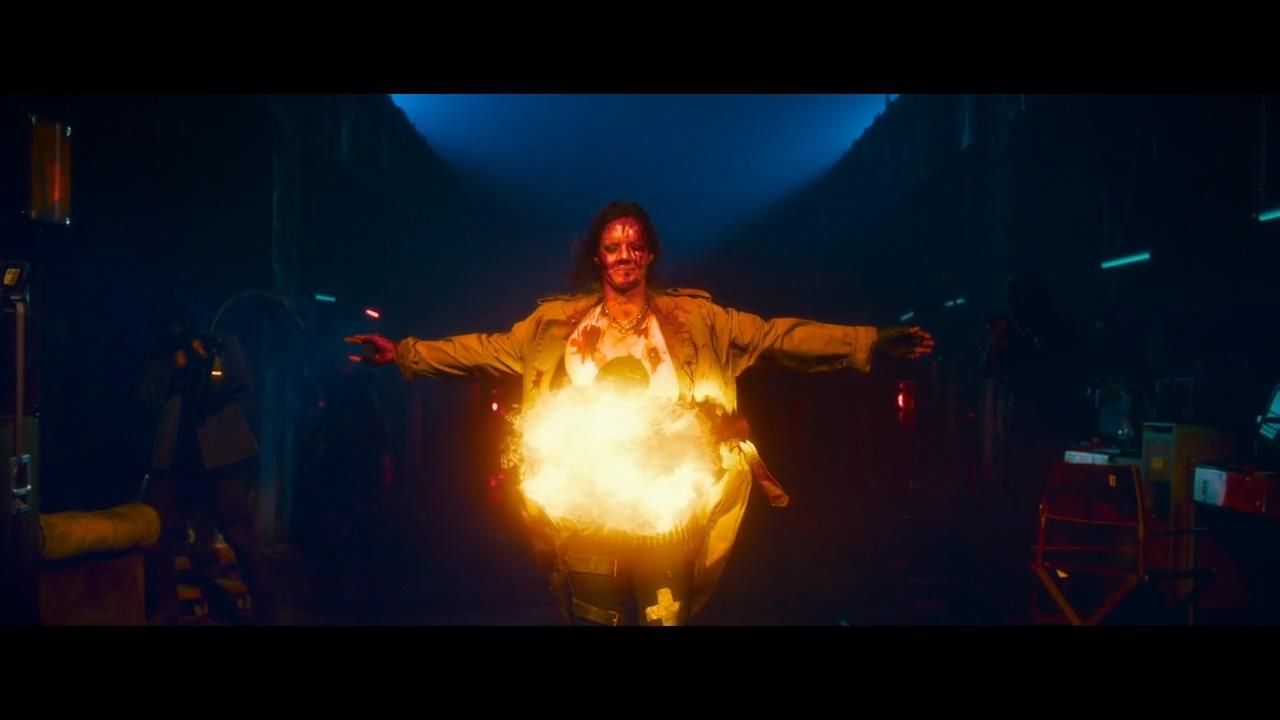 腰间持枪剧照的剧照