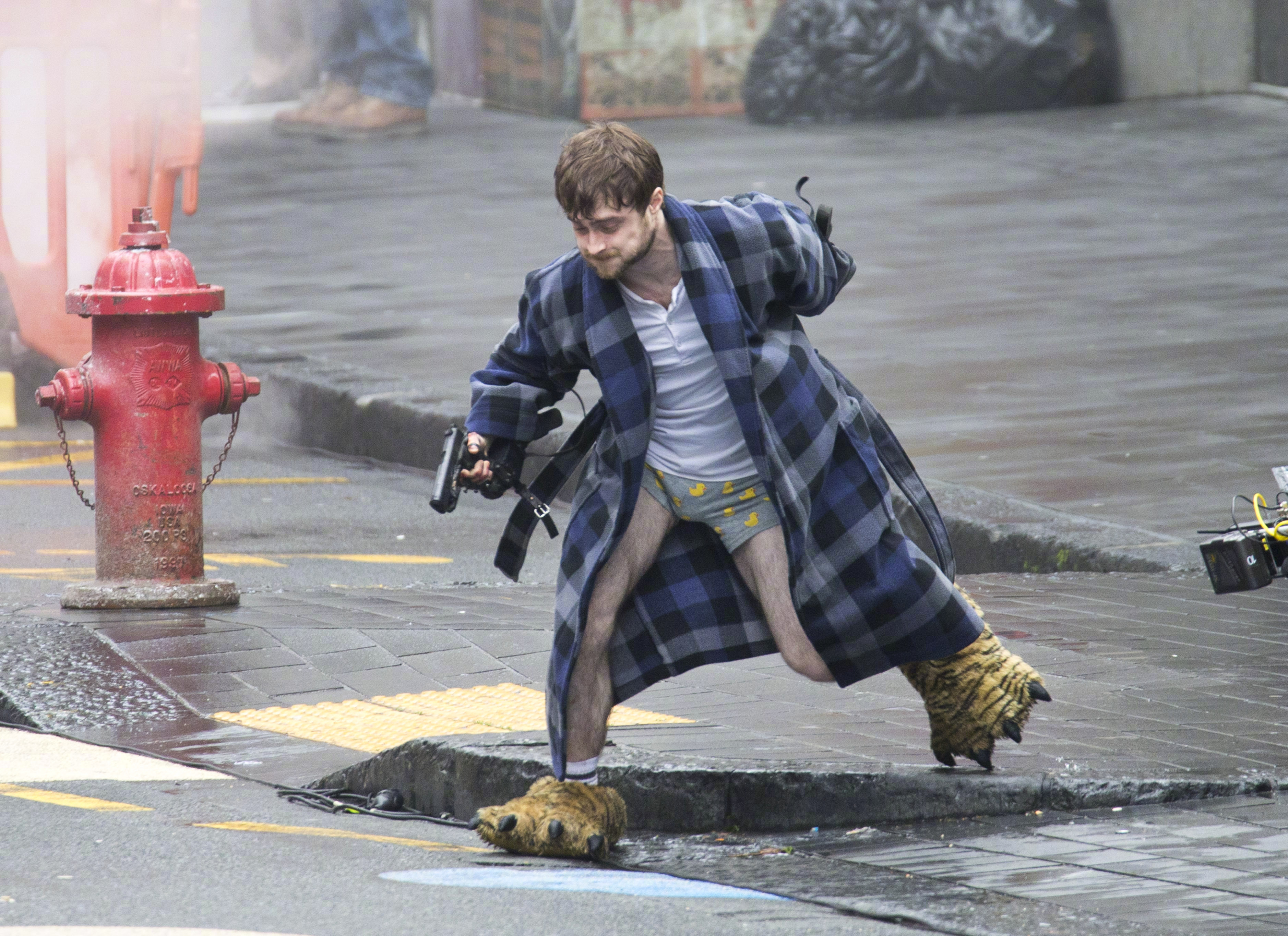 腰间持枪剧照的剧照