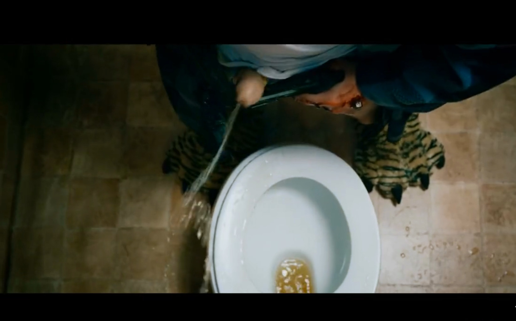 腰间持枪剧照的剧照