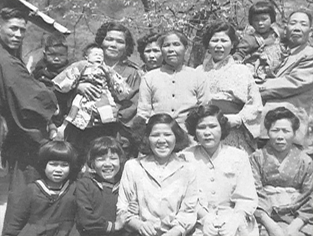 两个人的桃花源剧照的剧照