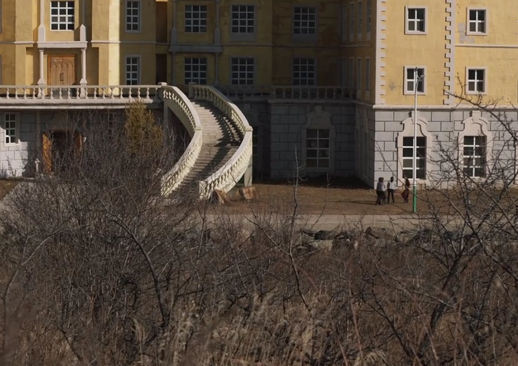 日光之下剧照的剧照