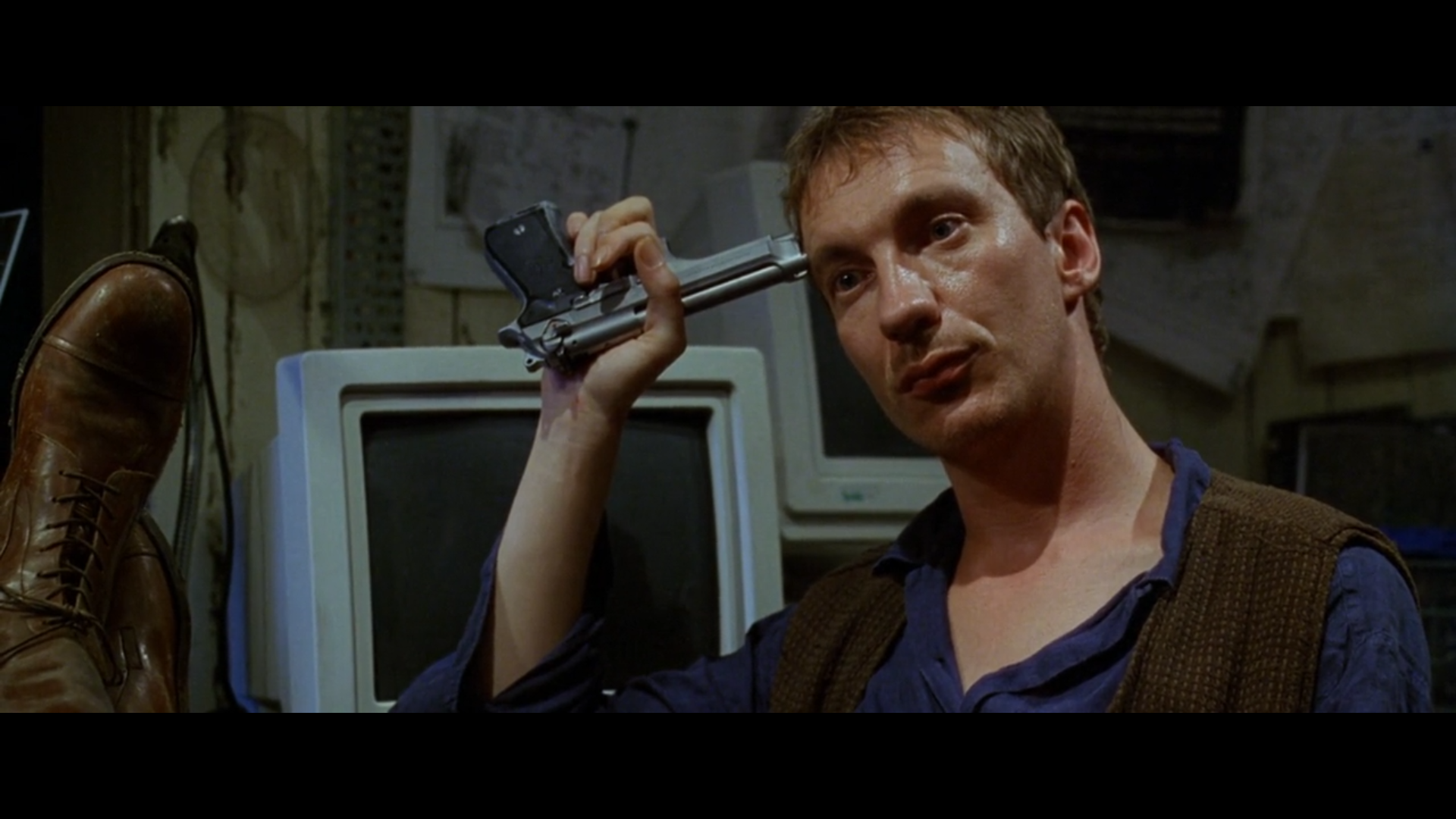 拦截人魔岛剧照的剧照