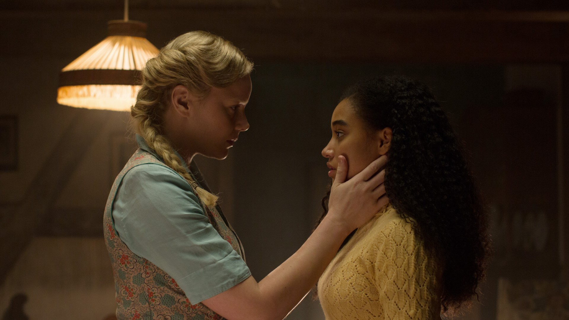 触碰的双手剧照的剧照