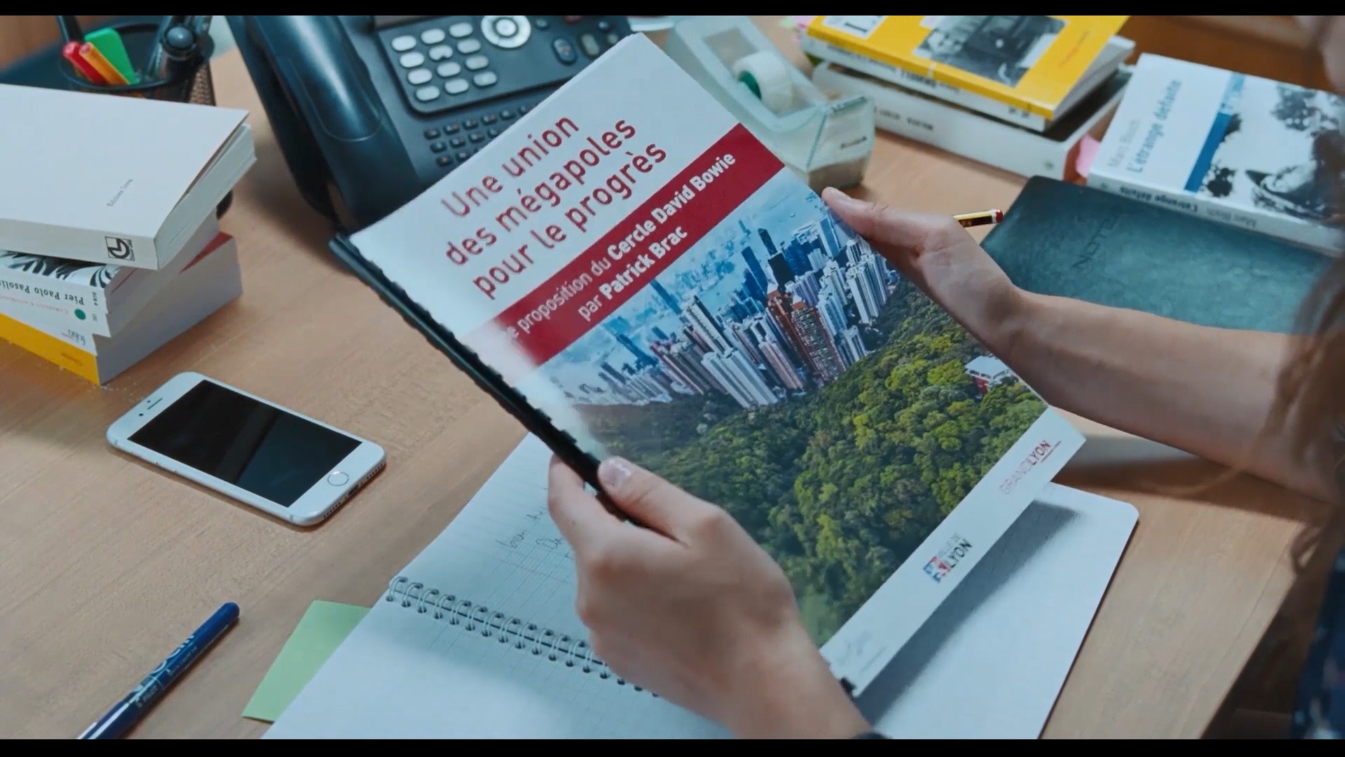 爱丽丝和市长剧照的剧照