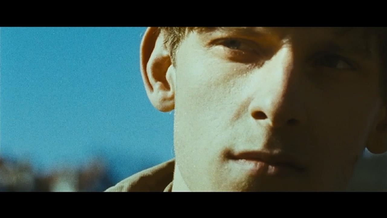 在屋顶上流浪剧照的剧照