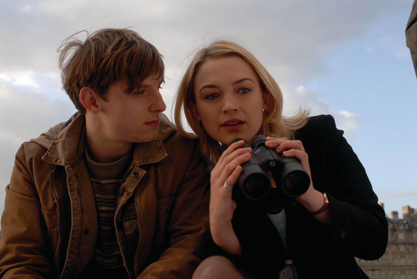 在屋顶上流浪剧照的剧照