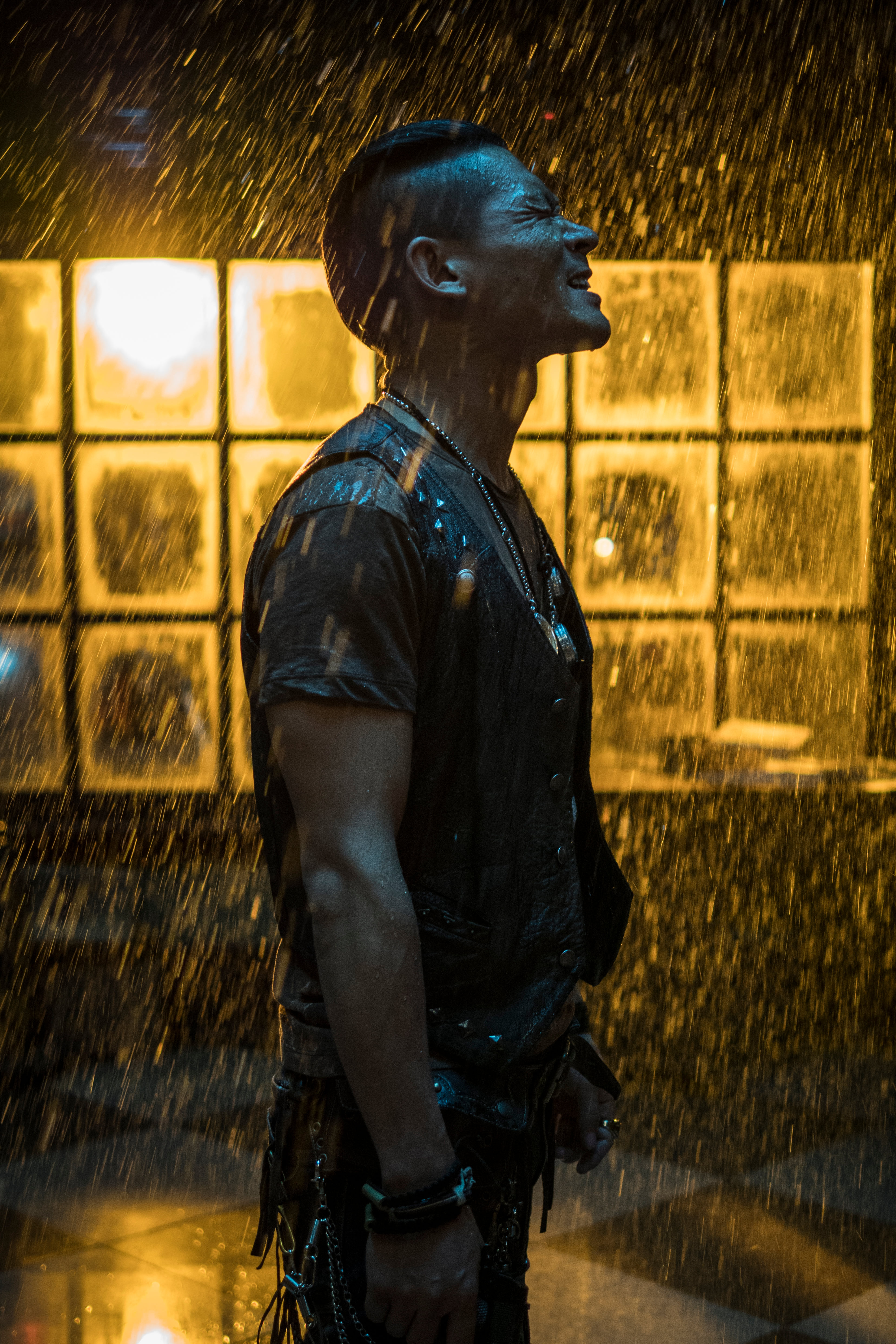 亿万懦夫剧照的剧照