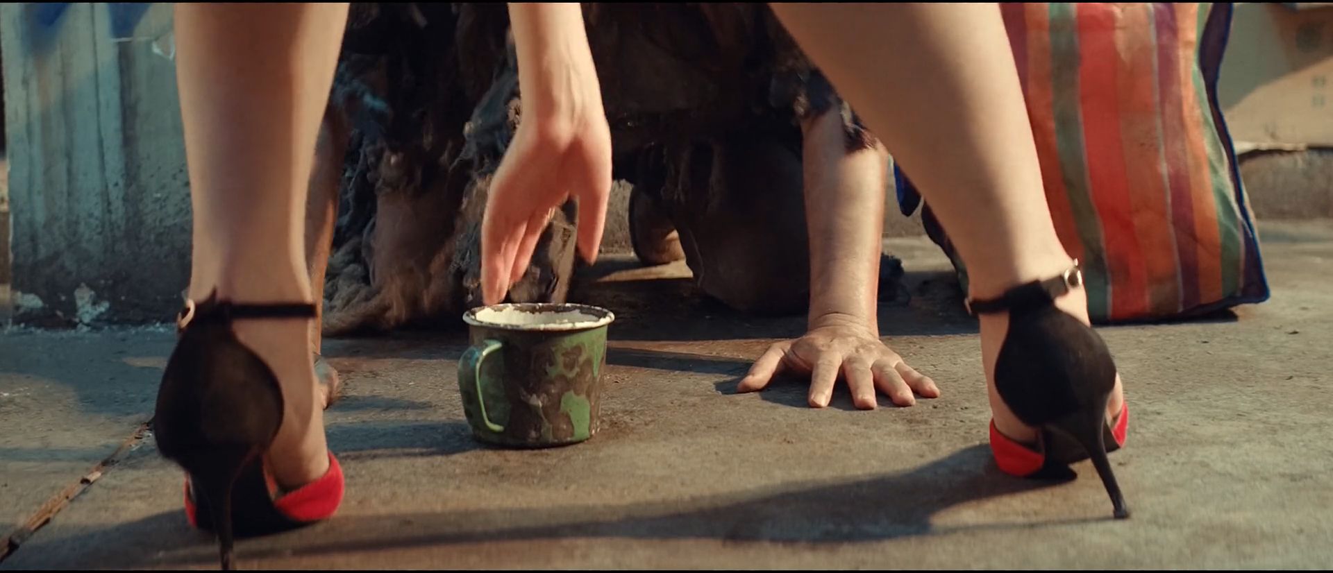 亿万懦夫剧照的剧照