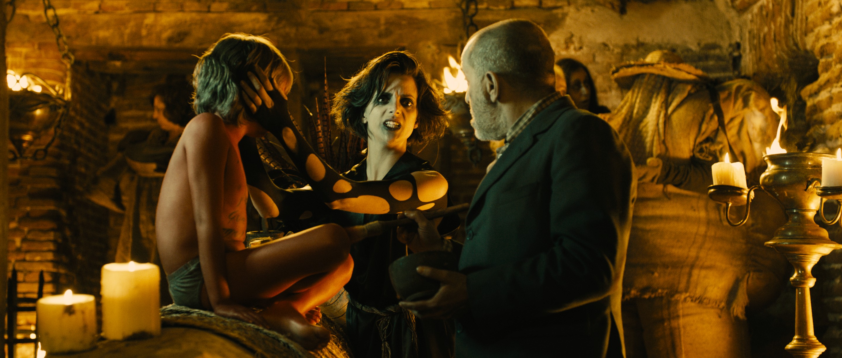 苏镇巫女剧照的剧照