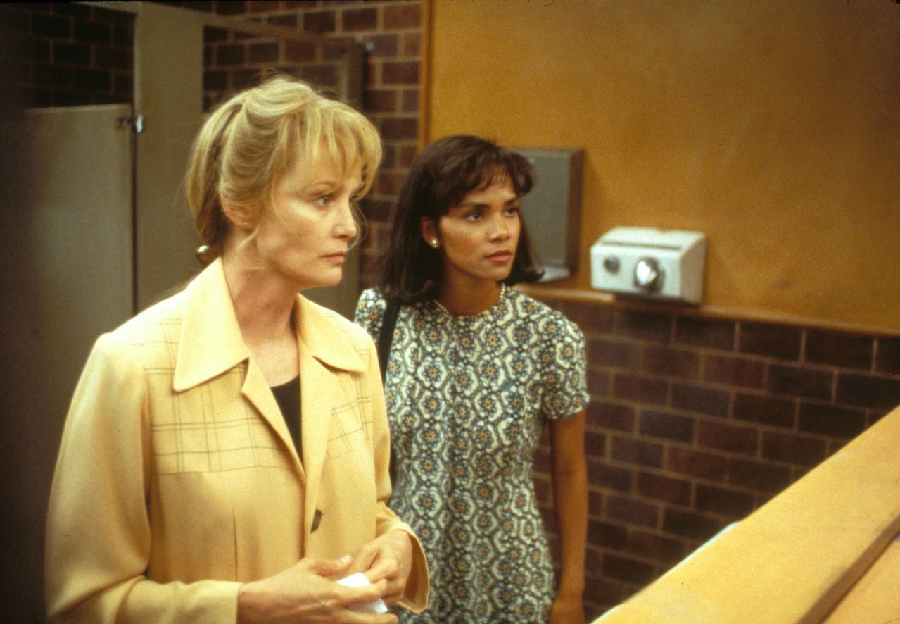 生母养母的战争剧照的剧照