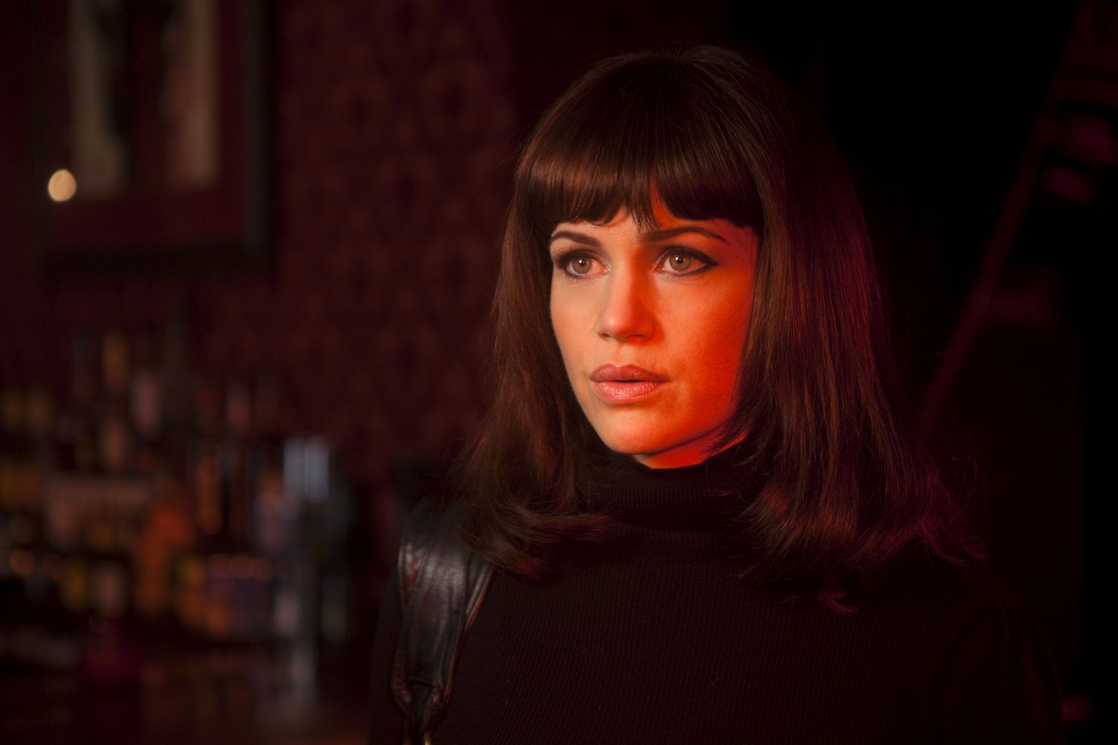 走进酒吧的女孩剧照的剧照