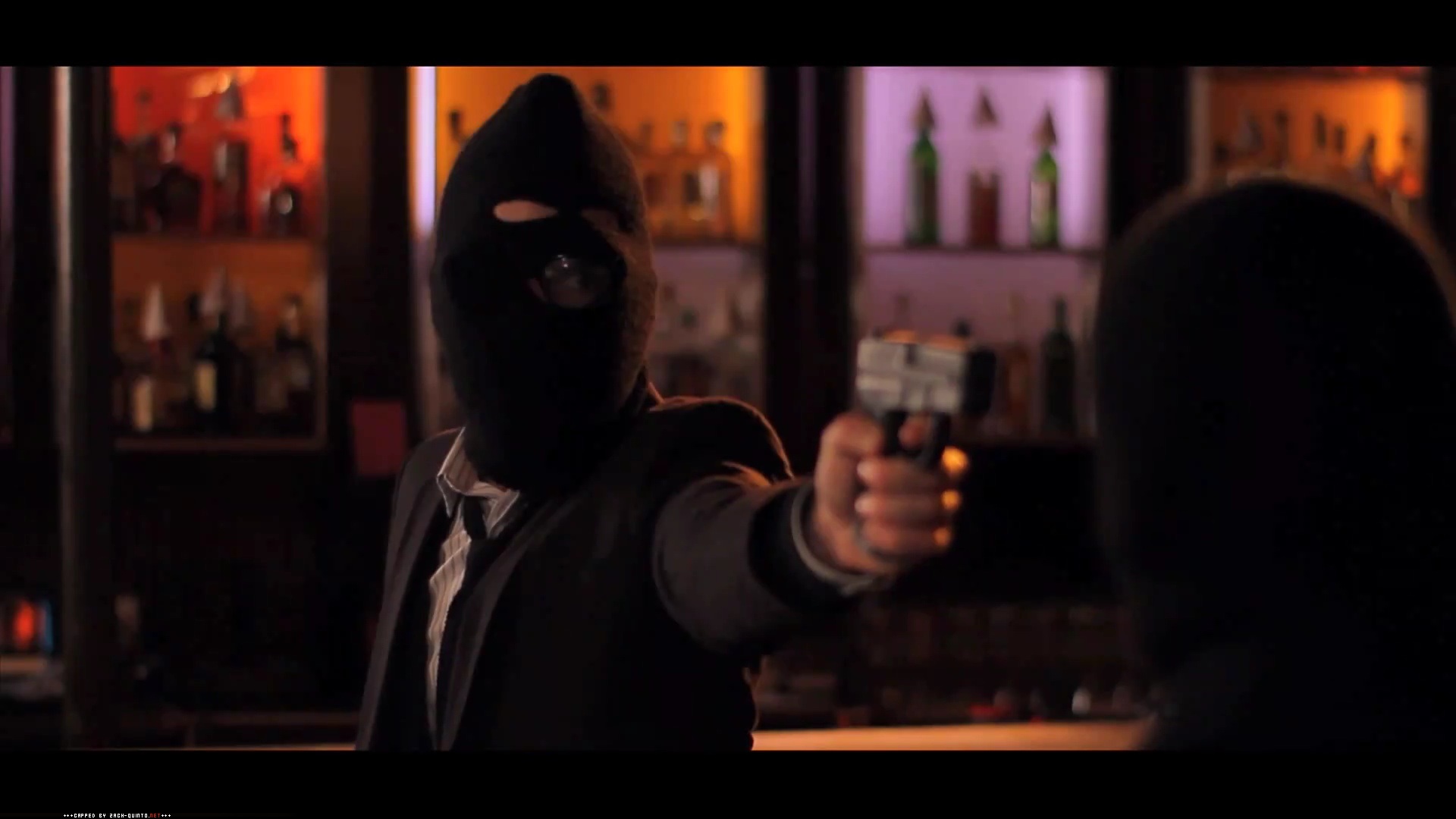 走进酒吧的女孩剧照的剧照