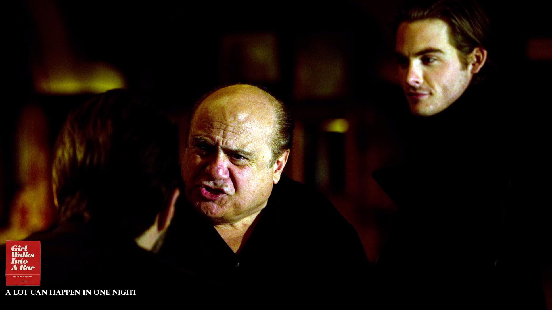 走进酒吧的女孩剧照的剧照