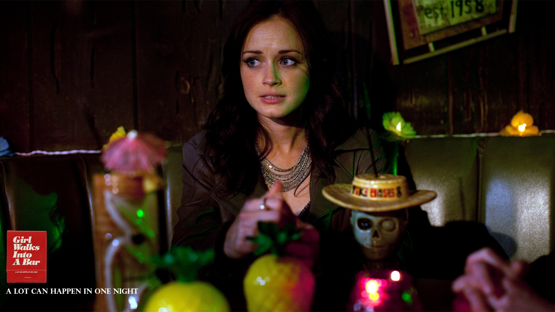 走进酒吧的女孩剧照的剧照