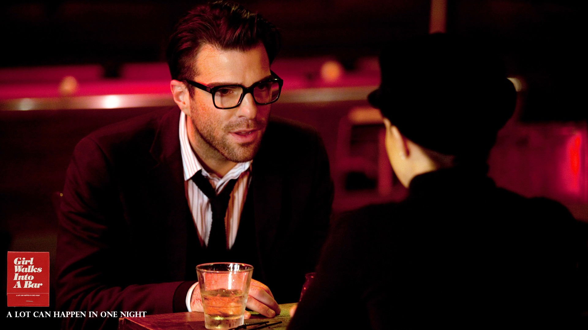 走进酒吧的女孩剧照的剧照