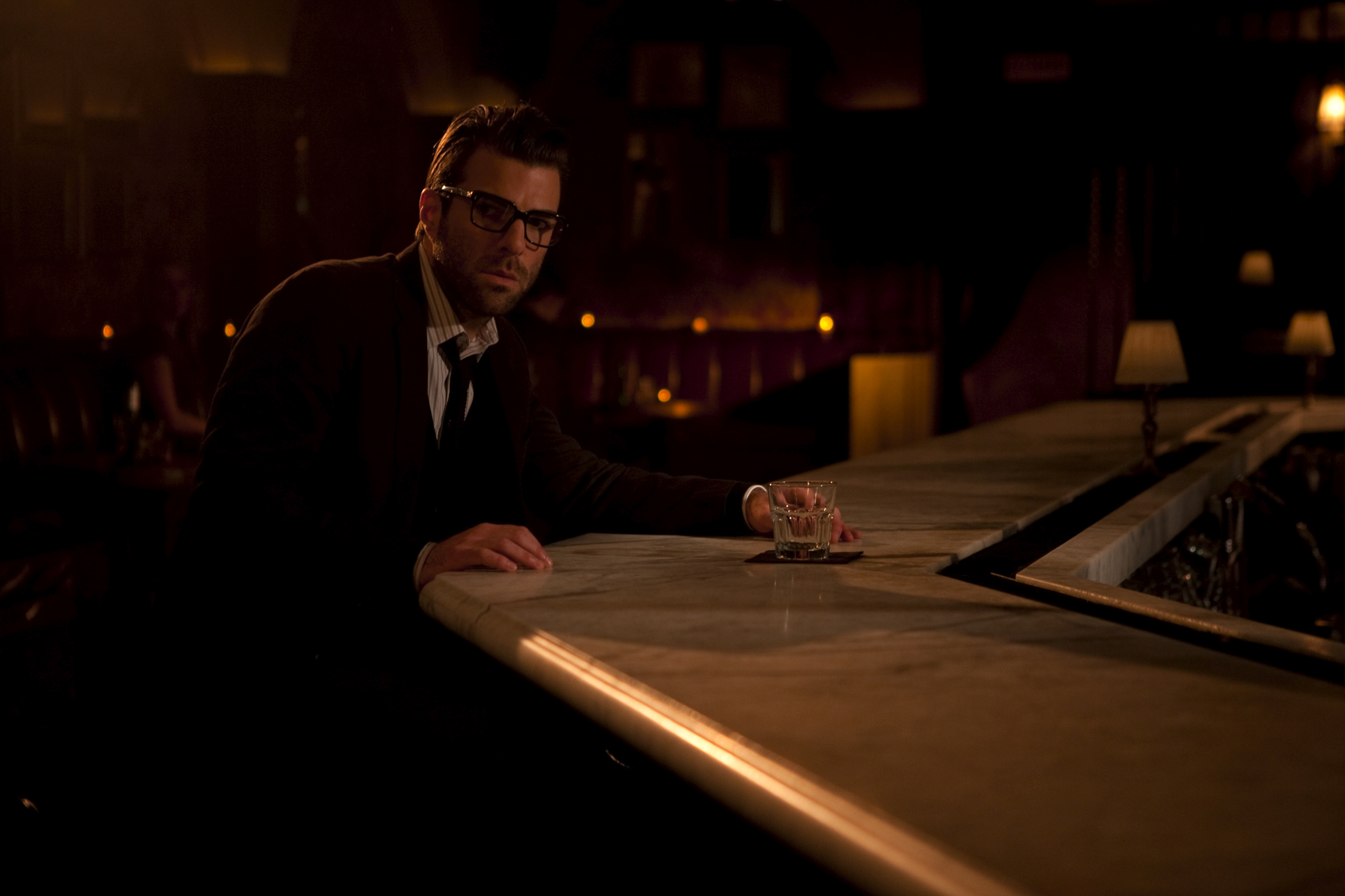 走进酒吧的女孩剧照的剧照