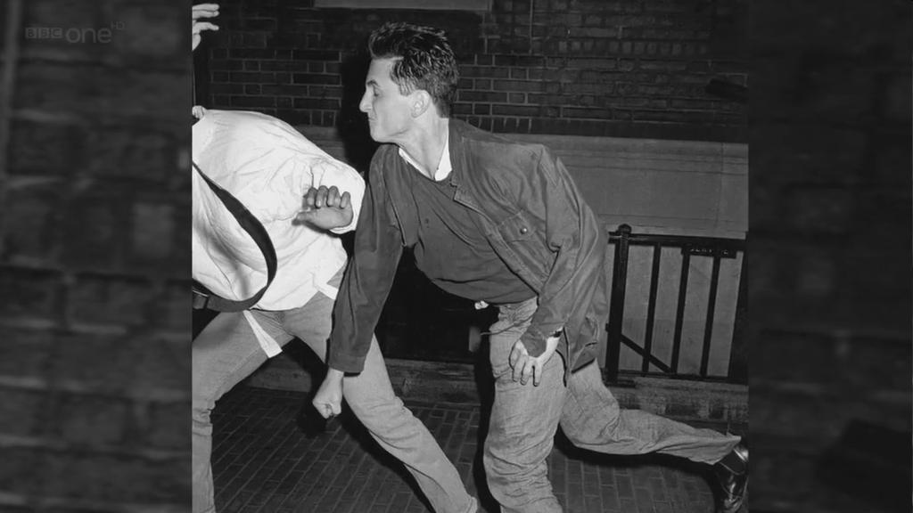 砸烂他的摄影机剧照的剧照