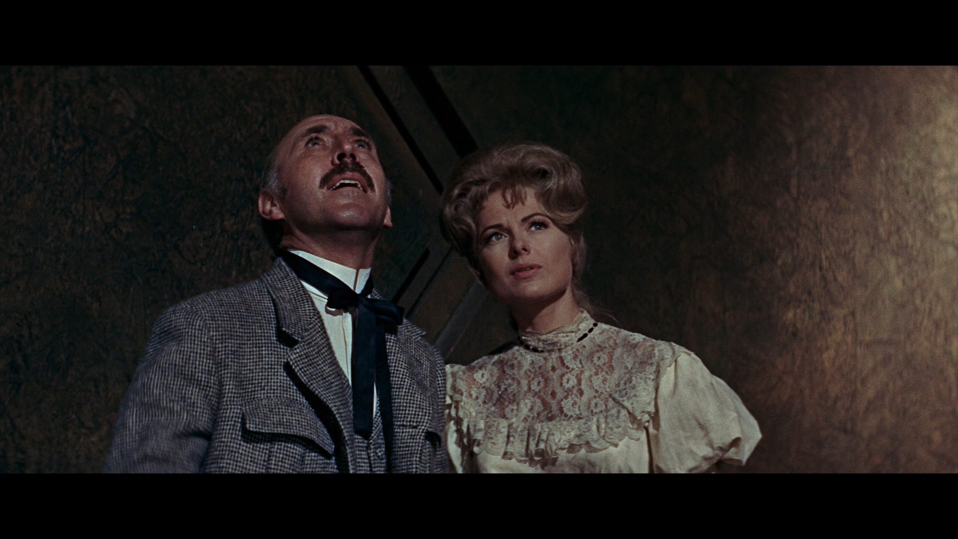 最先登上月球的人剧照的剧照