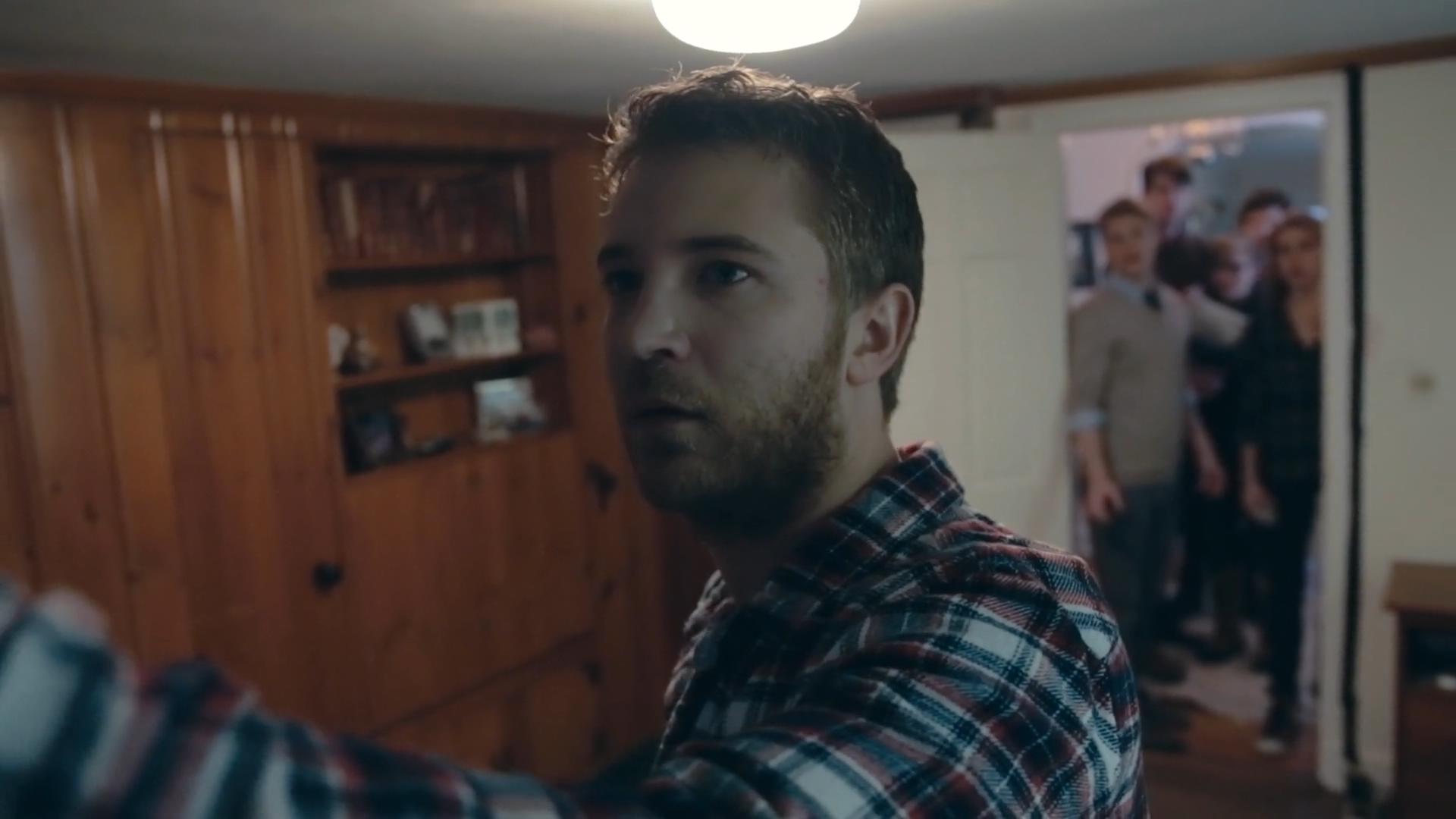 在某人受伤害之前剧照的剧照