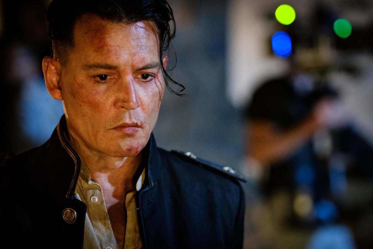 等待野蛮人剧照的剧照