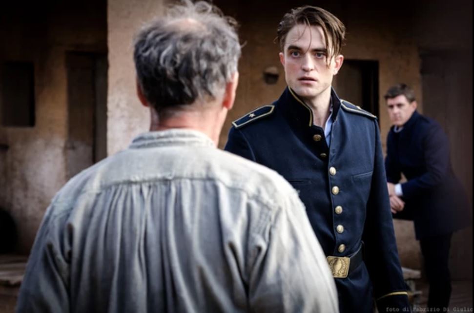 等待野蛮人剧照的剧照