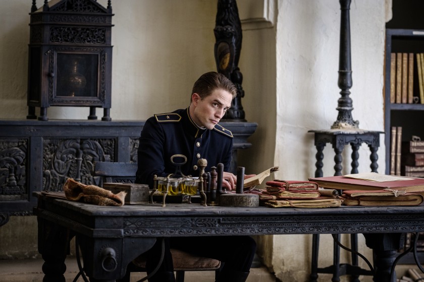 等待野蛮人剧照的剧照