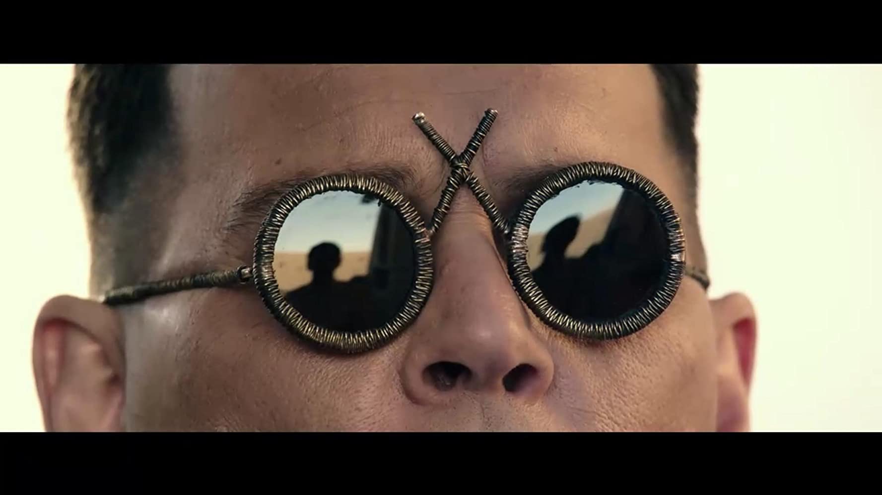 等待野蛮人剧照的剧照