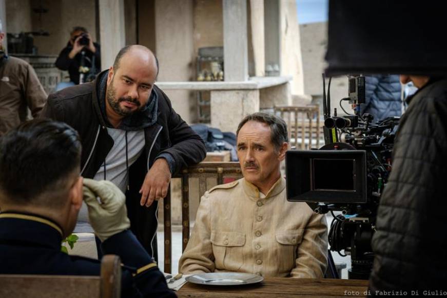 等待野蛮人剧照的剧照