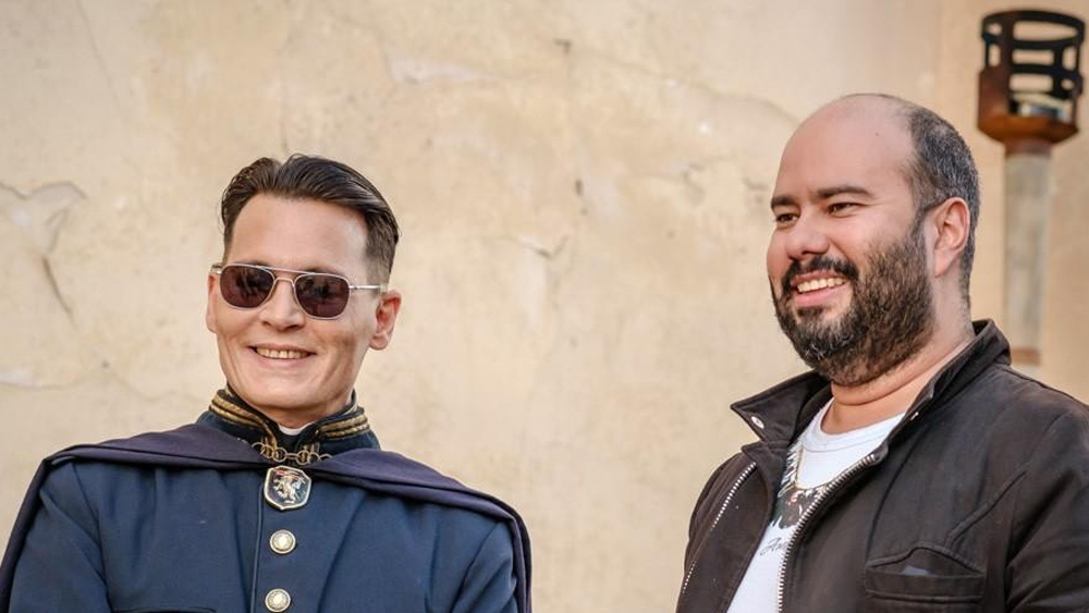 等待野蛮人剧照的剧照