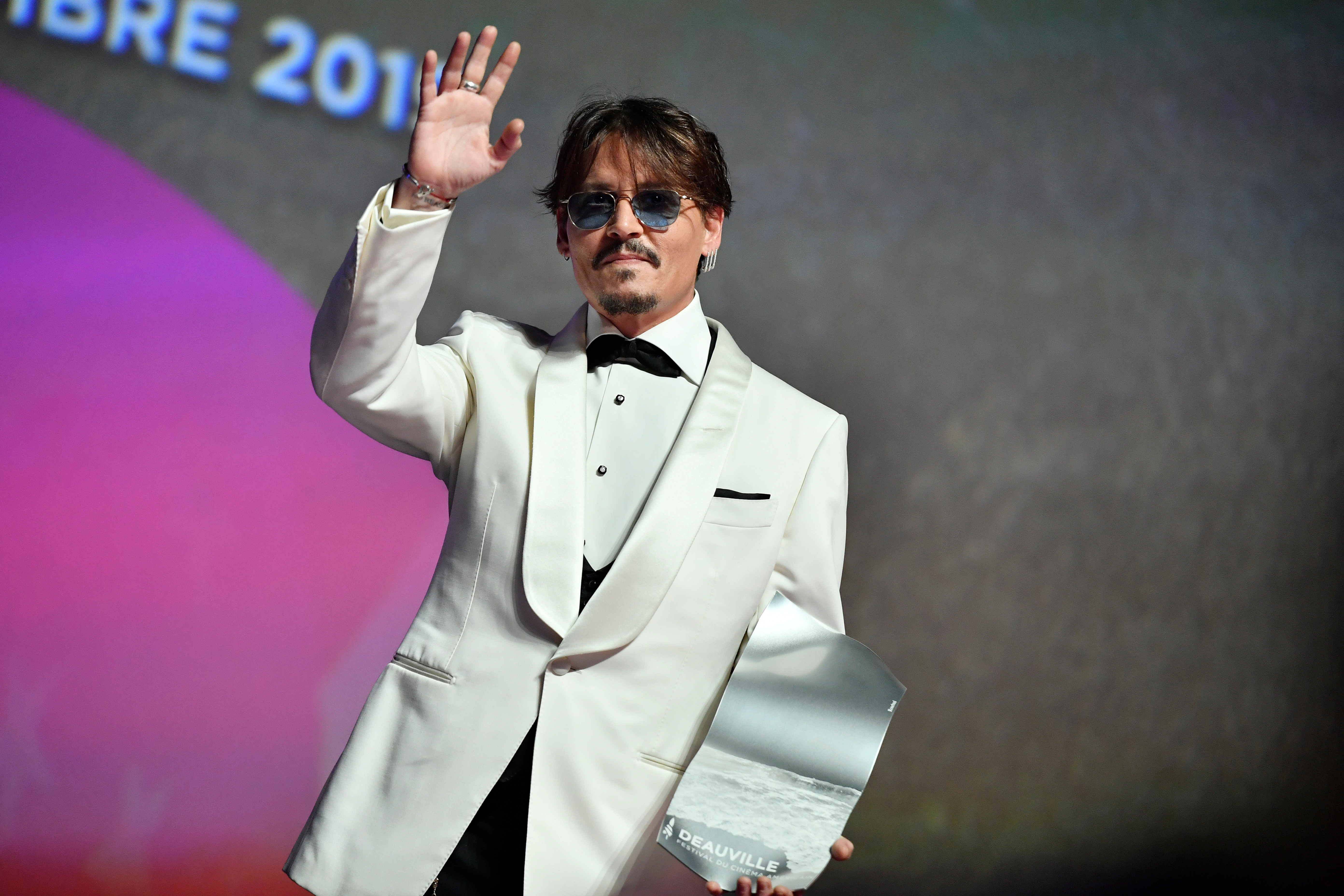 等待野蛮人剧照的剧照