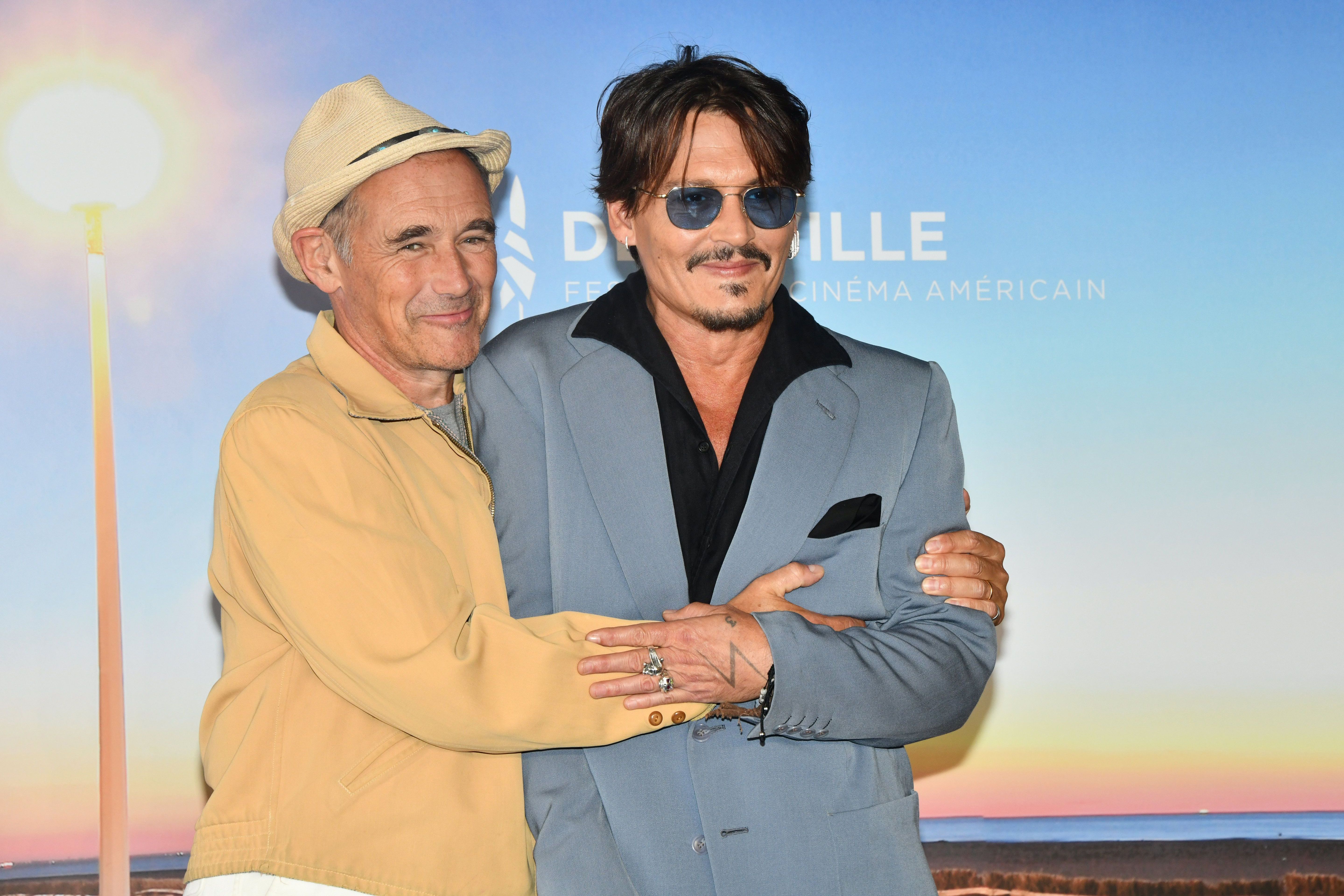 等待野蛮人剧照的剧照