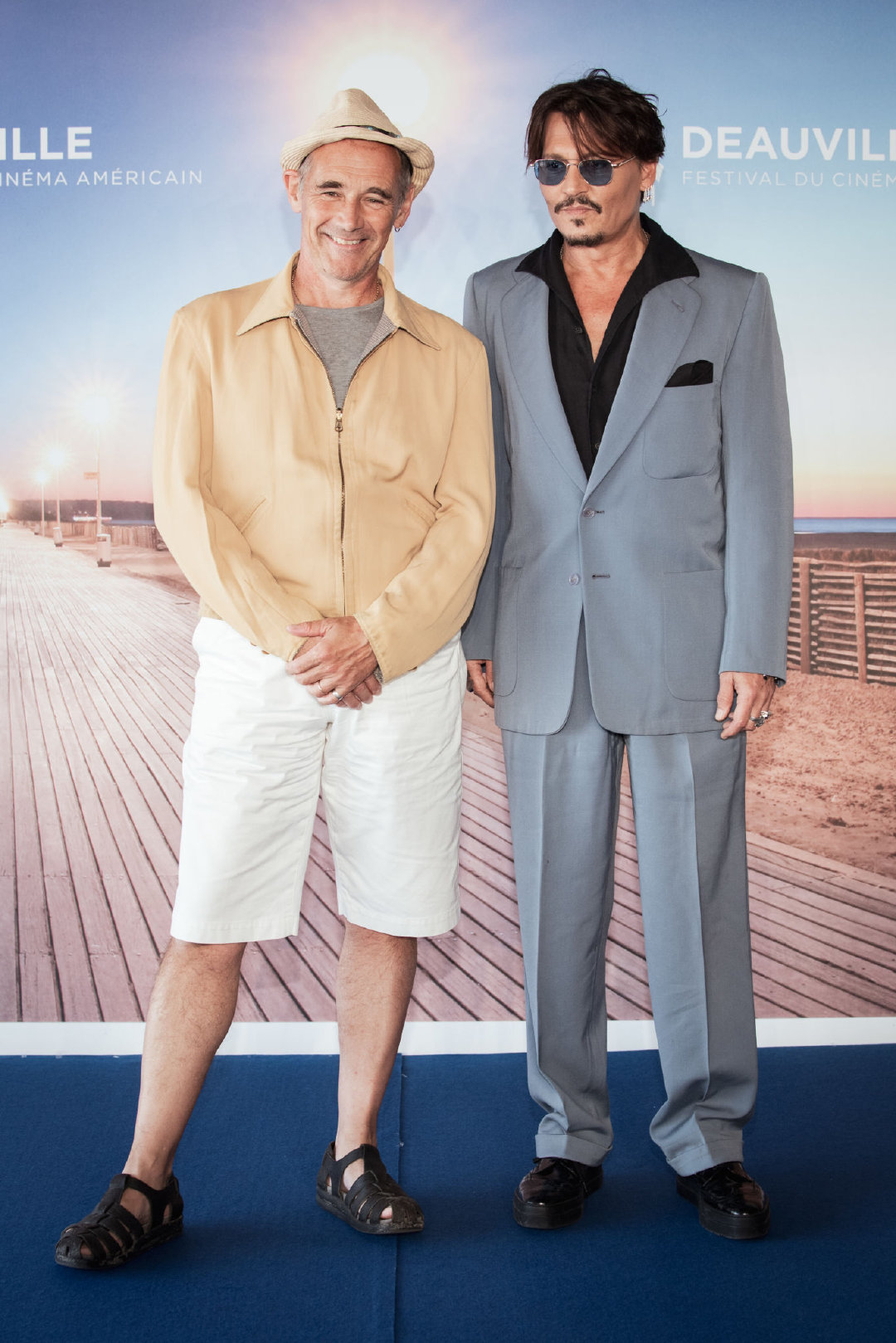 等待野蛮人剧照的剧照