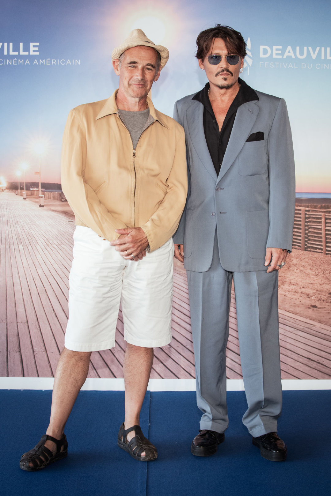 等待野蛮人剧照的剧照