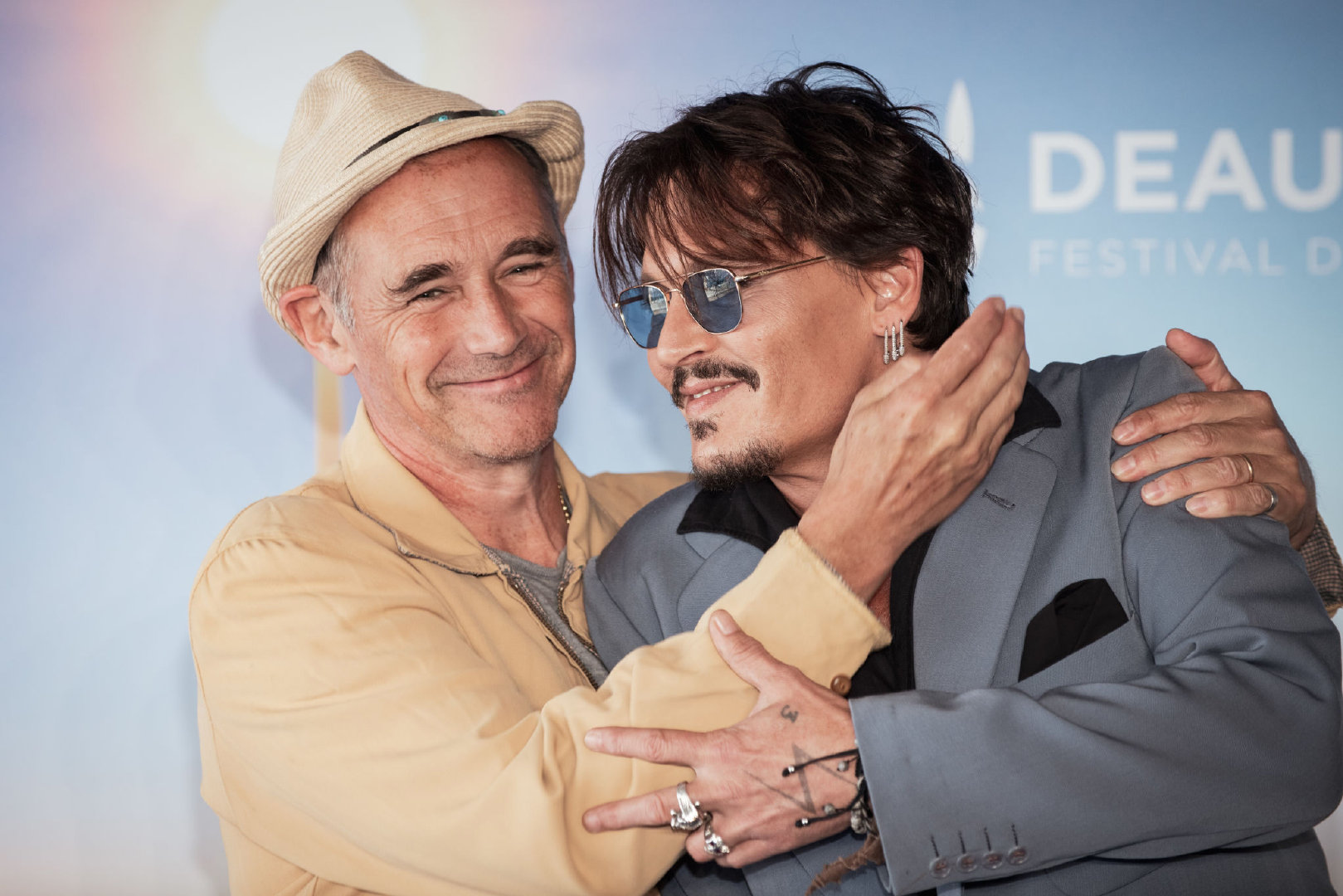 等待野蛮人剧照的剧照