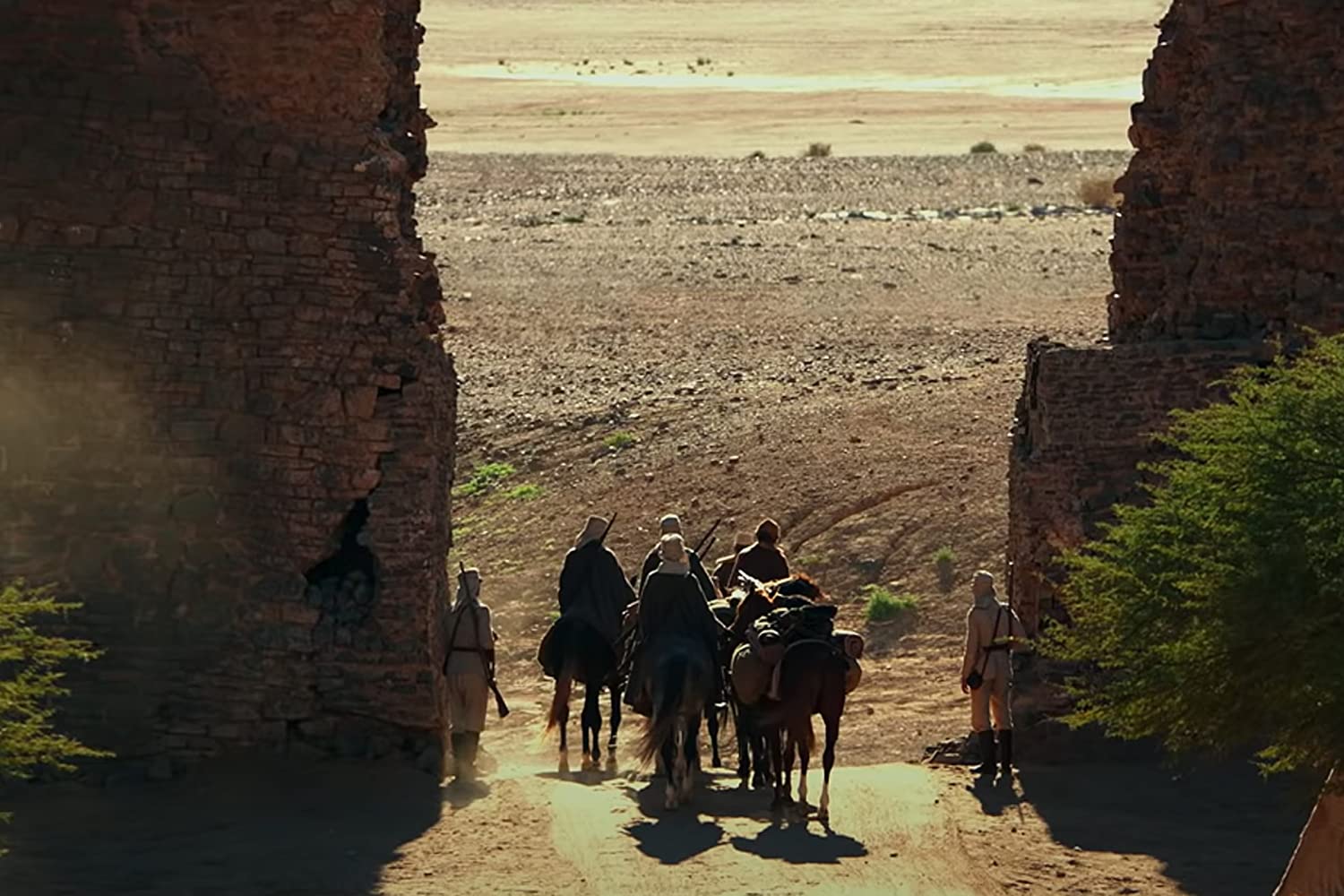 等待野蛮人剧照的剧照