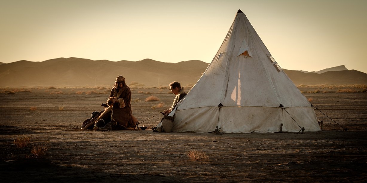 等待野蛮人剧照的剧照