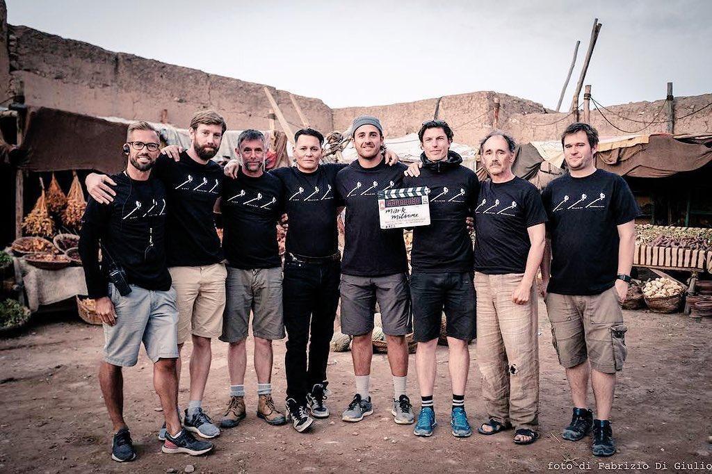 等待野蛮人剧照的剧照