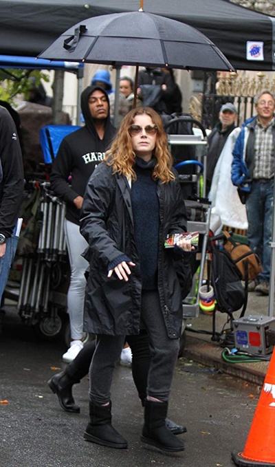 窗里的女人剧照的剧照