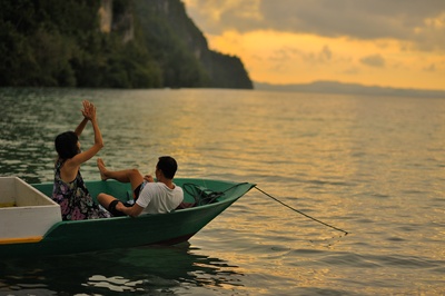 某人的妻子在某人的丈夫的船上剧照的剧照