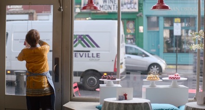 萨拉甜品店剧照的剧照