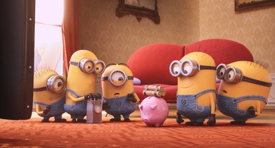 修剪草坪的小黄人剧照的剧照