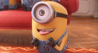 修剪草坪的小黄人剧照的剧照