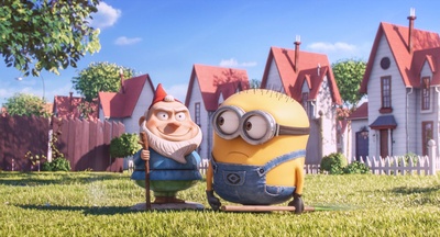 修剪草坪的小黄人剧照的剧照