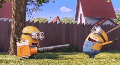 修剪草坪的小黄人剧照的剧照