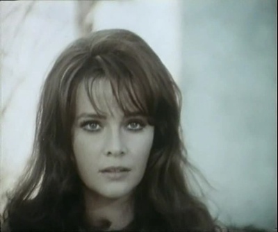 行走在古罗马建筑里的神秘女人剧照的剧照